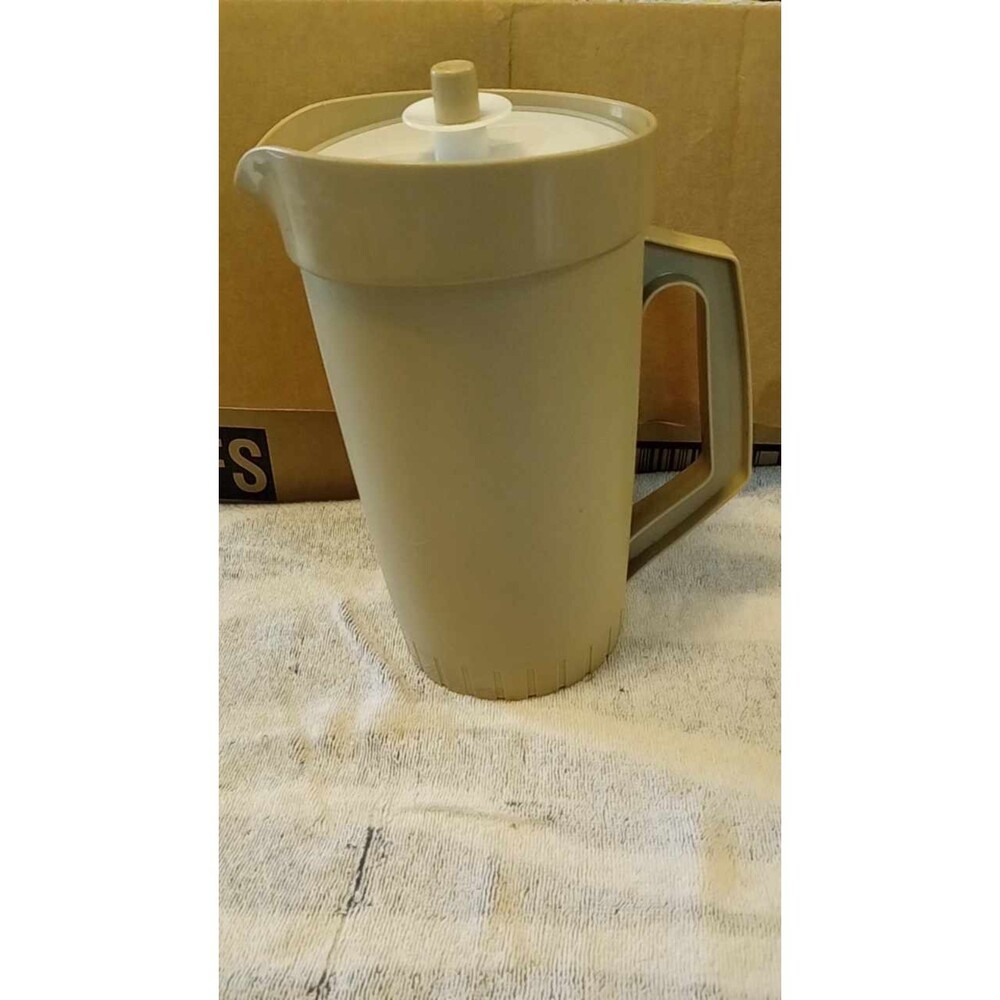 TUPPERWARE Vintage 2 QT. PITCHER #800-9 With Push Button Lid
